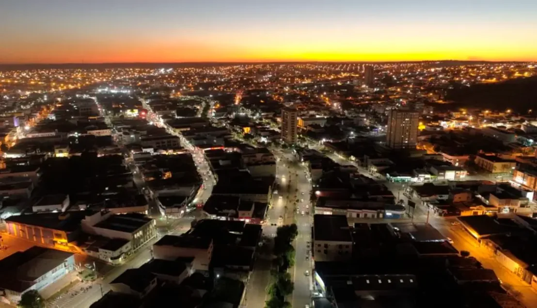 Vista aérea da cidade de Catalão ao pôr do sol